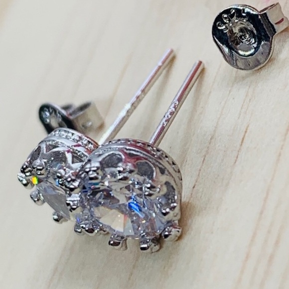 🌟 Sterling Silver 925 Stud Earrings - Picture 2 of 3